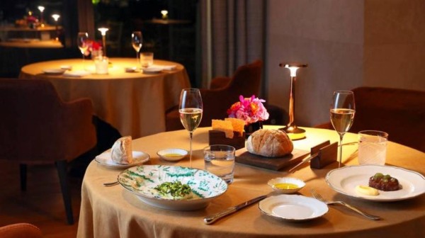 田海蓉自曝私下聚会内幕,这两人不避讳大大方方公布细节,引发网友热议,程青也受关注