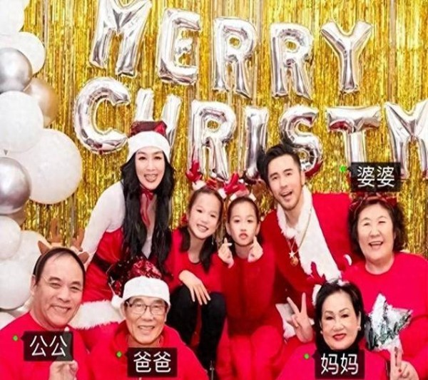 52岁钟丽缇身材惊艳全家照曝光,婆婆在旁尴尬反应引热议