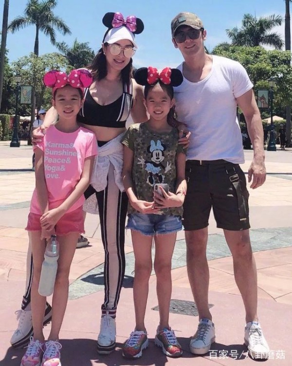 钟丽缇带婆婆买衣服,帮忙拍照还砍价,婆媳只相差10岁却像两代人