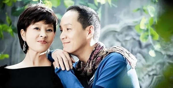 娱乐圈最幸福最不会离婚的丁克姐弟恋夫妻，女方曾是香港当红明星比男方大十岁，两人无子女婆媳关系紧张却依然恩爱不减