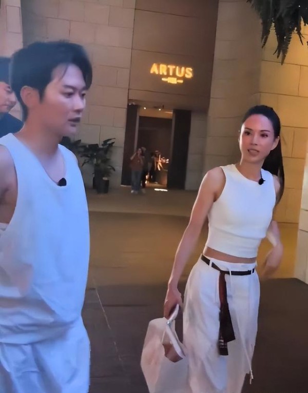 孟鹤堂香港现身聚会，李若彤等明星同框，引发网友热议美貌！