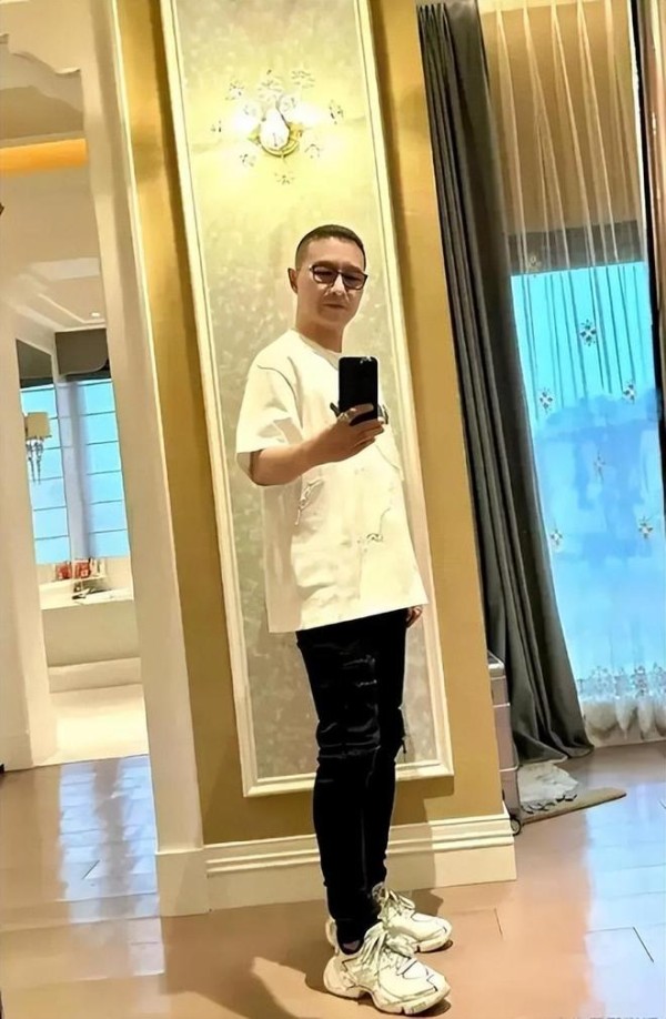 汪峰其貌不扬，5位前任却个个貌美如花，他到底有何魅力？