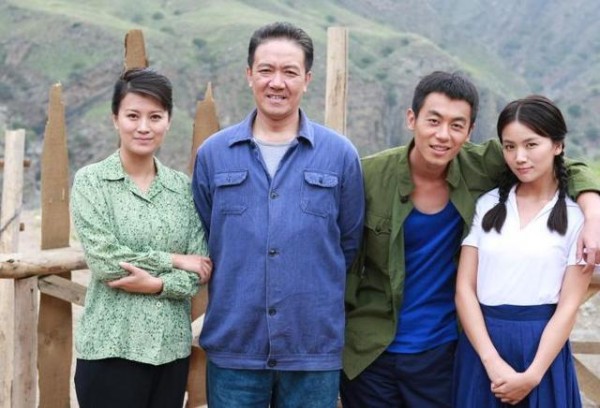 60岁李幼斌全家近照: 依旧霸气喜欢到处旅游, 二婚妻子美丽贤惠