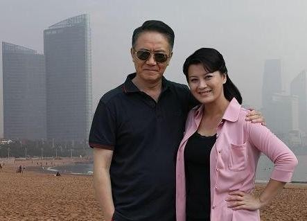 60岁李幼斌全家近照: 依旧霸气喜欢到处旅游, 二婚妻子美丽贤惠