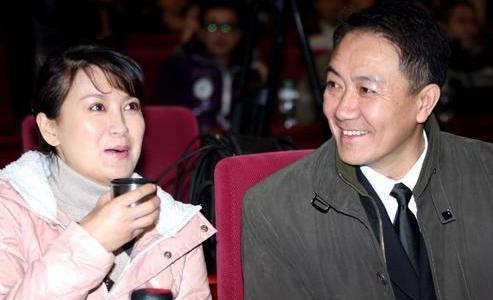 60岁李幼斌全家近照: 依旧霸气喜欢到处旅游, 二婚妻子美丽贤惠