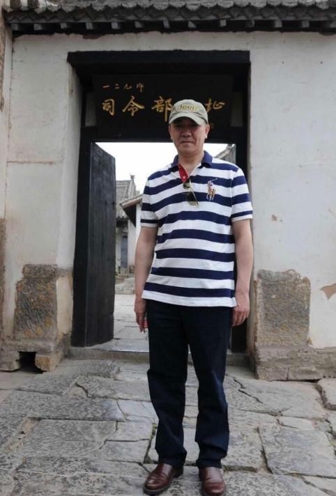 60岁李幼斌全家近照: 依旧霸气喜欢到处旅游, 二婚妻子美丽贤惠