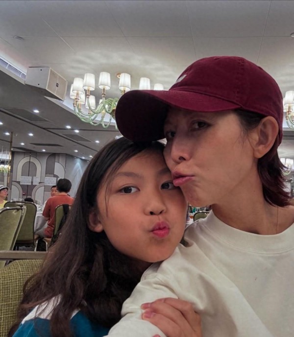 蔡少芬11岁女儿变成熟潮女！母女用一张脸，4岁儿子好动身手敏