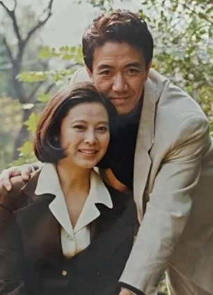 花猫说说事:李幼斌,这位家喻户晓的演员,在娱乐圈中不仅仅以其出色的演技而闻名于世,更因其与多位艺人的深厚友谊而备受瞩目。近期,有网友在社交平台上质疑:“李幼斌和谁的关系看起来不一般呢?”这一疑问引发了广泛讨论。
众所周知,李幼斌以其在《亮剑》中的刘宗毅一角深入人心。他的成功背后,有着不为人知的友情支持。演员黄海冰曾在多次采访中回忆起与李幼斌的深厚情谊,两人在拍摄期间一同切磋演技,互相鼓励,成就了至...