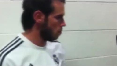 贝尔在更衣室外等候 视频截图