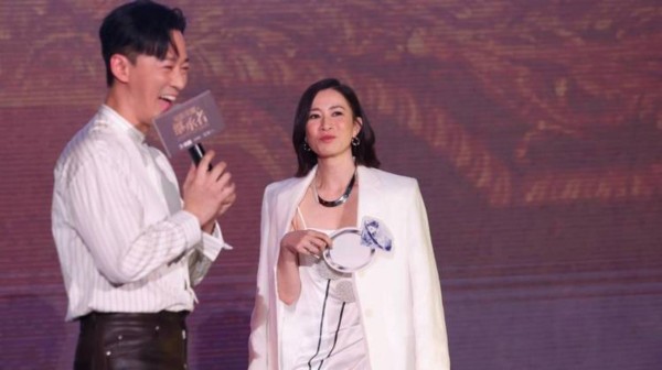 佘诗曼好人缘圈中独树一帜，获得许绍雄唯一认证干女儿称号，二人感情深厚不言而喻，佘诗曼性情中人真情流露泪洒现场