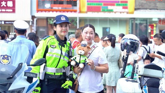 市民与长沙交警女铁骑互动。鲁钦轲摄