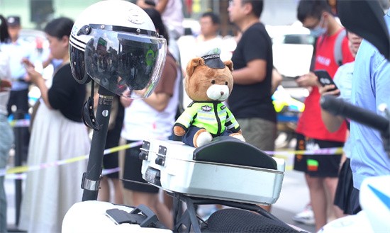 网红“交警小熊”。鲁钦轲摄