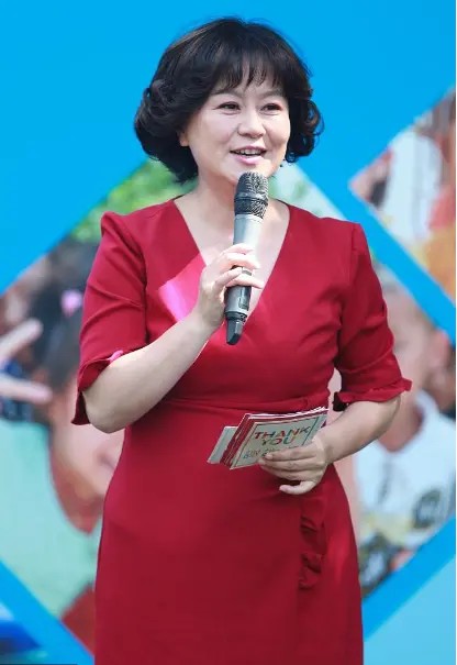 53岁鞠萍姐姐近照好年轻，与小朋友打成一片亲和力十足