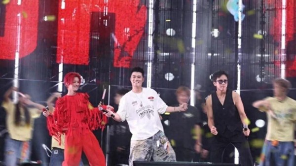 不要强行挤入圈子！李晨被鹿晗“剔除”合影，品行败坏终成笑柄