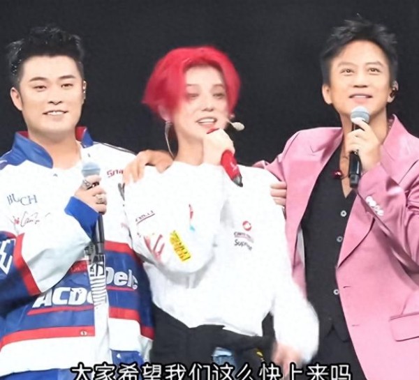 关系瞒不住了！鹿晗合影无李晨，四人饭局化作三人热聊