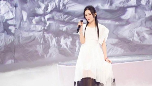 生在艺术家庭的谢娜,作为一名主持人,曾因普通话不标准被淘汰