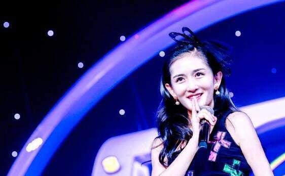 生在艺术家庭的谢娜,作为一名主持人,曾因普通话不标准被淘汰