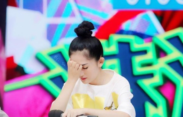 生在艺术家庭的谢娜,作为一名主持人,曾因普通话不标准被淘汰