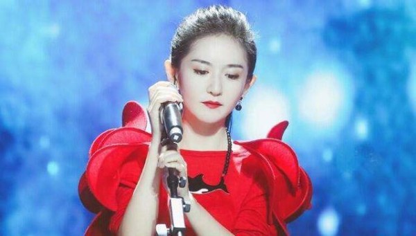 生在艺术家庭的谢娜,作为一名主持人,曾因普通话不标准被淘汰