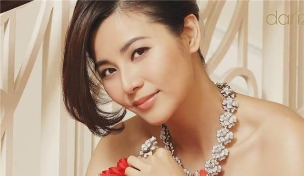 被闺蜜挖墙脚,和“古惑仔”相恋12年没生孩子,胖30斤却让人嫉妒