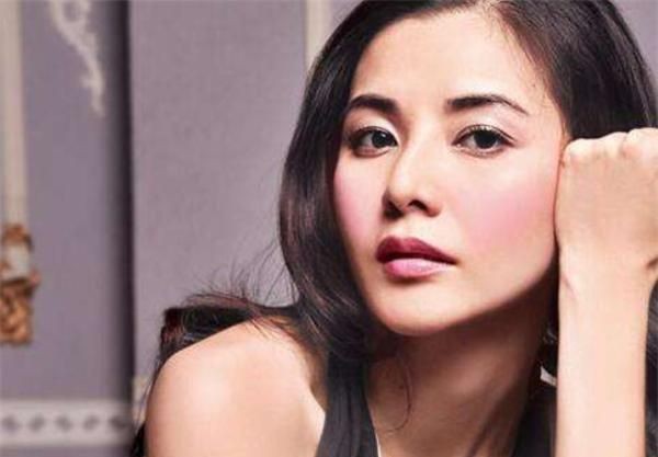 被闺蜜挖墙脚,和“古惑仔”相恋12年没生孩子,胖30斤却让人嫉妒