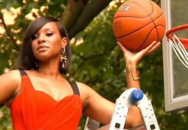 詹嫂并不漂亮,很多美女引诱詹姆斯,他却不为所动,原因不简单