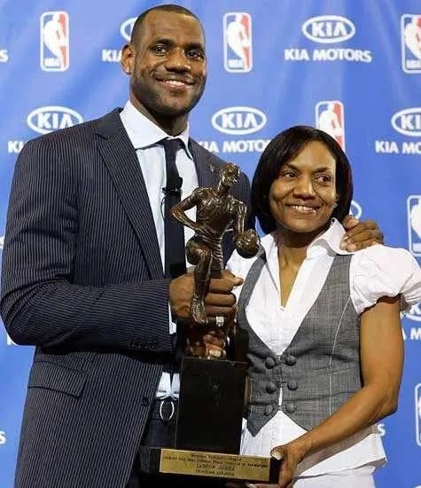 詹嫂并不漂亮,很多美女引诱詹姆斯,他却不为所动,原因不简单