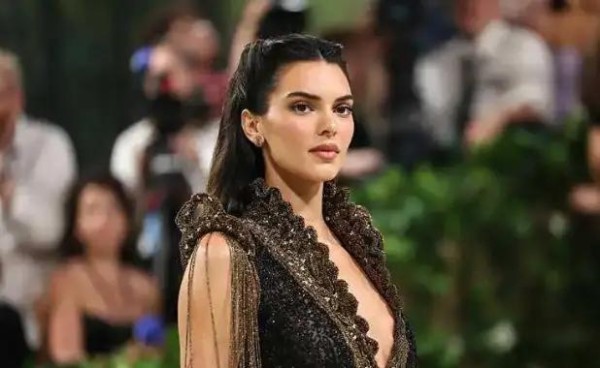 女星越界示爱詹姆斯父子引争议,布朗尼回怼,詹皇专注赛场