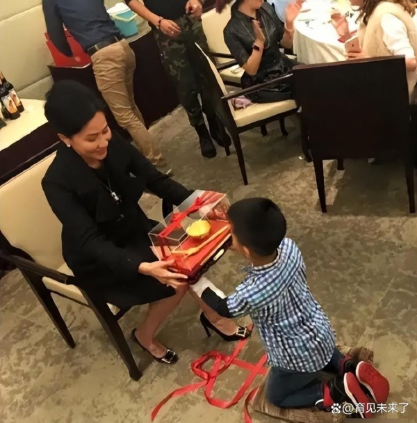 明星“干亲”只是仪式？胡皓康与刘嘉玲跨越钟塔的亲情，暖到你心坎里！