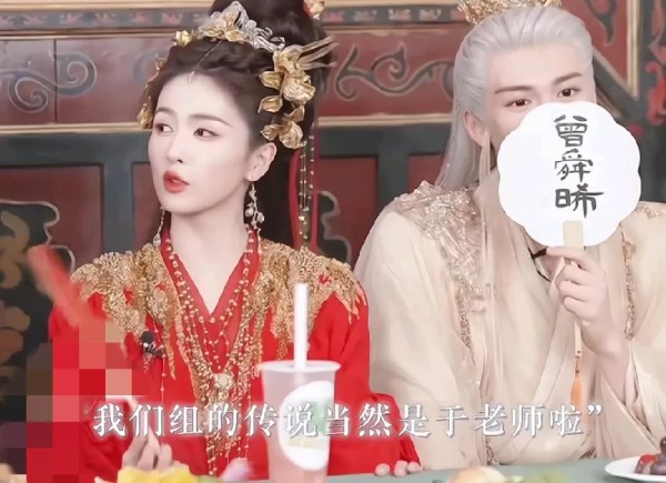 菠萝吹牛：从白鹿与于正的互动看艺人如何与老板相处

在娱乐圈，艺人与老板的关系一直是个微妙的话题。最近，白鹿在直播中大胆调侃老板于正的事件，为我们提供了一个绝佳的案例，让我们来探讨艺人如何与老板建立良好关系并提升自身价值。

1. 建立独特价值
白鹿能够如此大胆地调侃于正，很大程度上源于她的”销冠”地位。这提醒我们，在职场中，建立自己的核心竞争力至关重要。具体可以：
- 不断提升专业技能