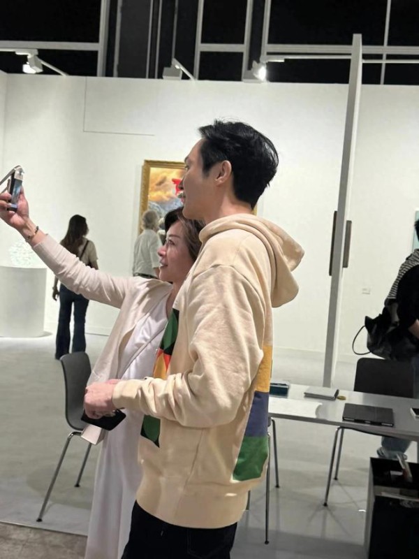 53岁张智霖在香港，和袁咏仪看画展，素颜皮肤好，又高又瘦不油腻