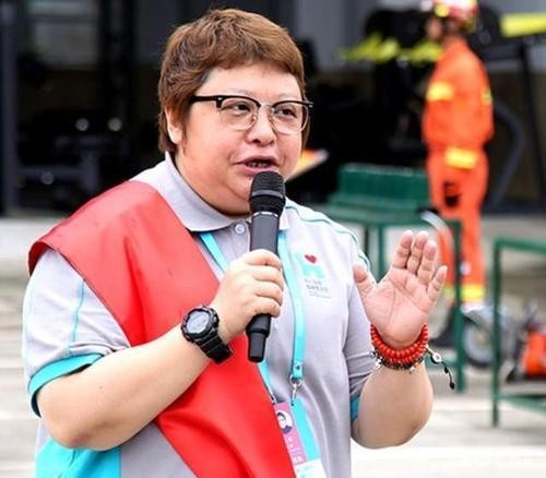 最美公益人韩红:三段恋爱终无果,做了22年单身母亲的韩红后悔么