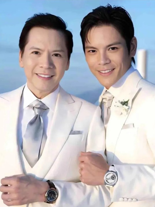 娜年娜月:向佐他爸向华强的15个冷知识,你知道几个?
首先说说向华强和萧敬腾的关系吧。你可能不知道,向华强收了萧敬腾当义子。这事儿听起来挺新鲜的,不过更神奇的是,两人长得还真有点像。有人说这就是传说中的“父子相”,这种巧合也真是够奇妙的。说到这儿,不禁让人好奇,这对“父子”平时是怎么相处的呢?
除了与萧敬腾的关系外,向华强本人其实也是一个武术高手。年轻时的他身手不凡,据说能轻松完成一些高难度的...