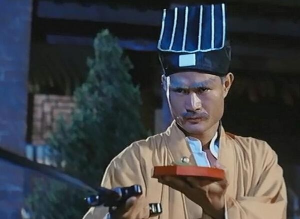 成龙叫他“大哥”,他捧红了无数个名人,他是吴京唯一的朋友