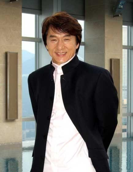 成龙叫他“大哥”,他捧红了无数个名人,他是吴京唯一的朋友