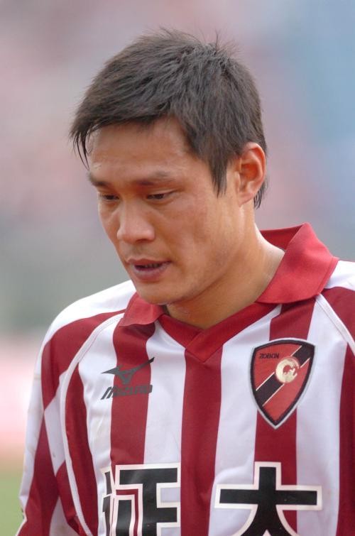 曾是中国足球赚最多之人 三度结婚终娶小17岁空姐 曾身陷多起官司