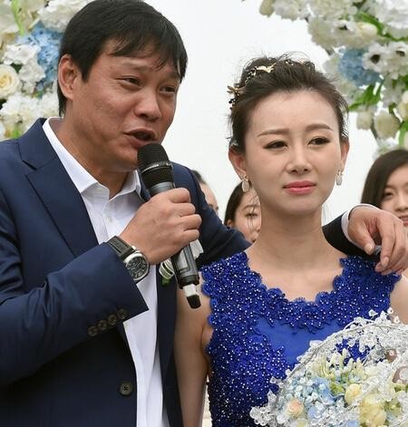 曾是中国足球赚最多之人 三度结婚终娶小17岁空姐 曾身陷多起官司