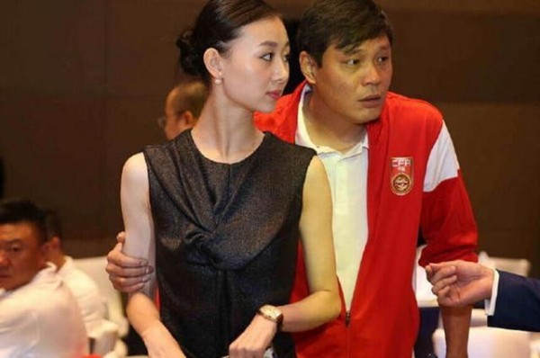 曾是中国足球赚最多之人 三度结婚终娶小17岁空姐 曾身陷多起官司