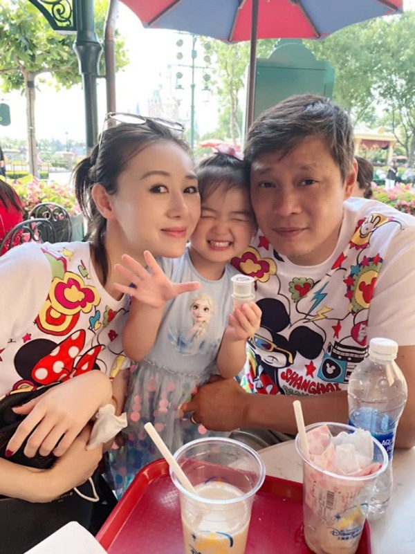 范志毅示爱小17岁娇妻,结婚4年女儿3岁半