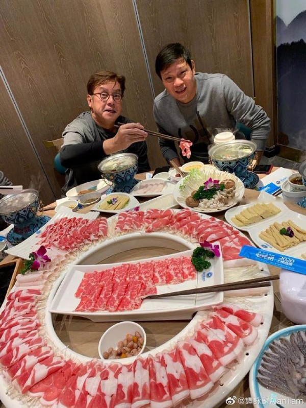 满桌都是肉!范志毅谭咏麟聚餐互动,球迷:这是有钱人的火锅