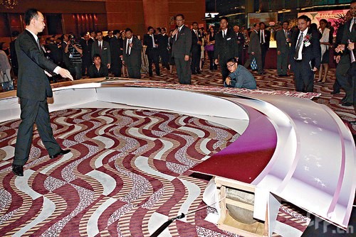 霍启刚现身记者挤塌门不回应与郭晶晶情变(图)