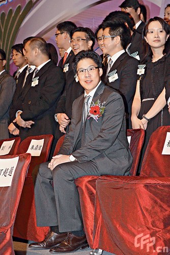 霍启刚现身记者挤塌门不回应与郭晶晶情变(图)