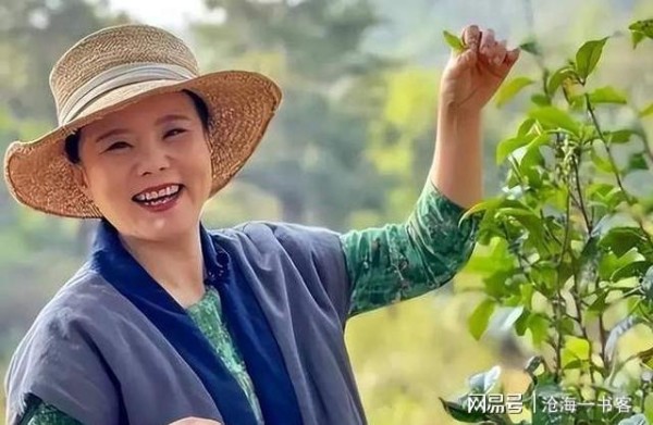 50岁龚琳娜独居深山,房子后面是一片坟地,离婚后养猫为伴不害怕