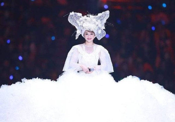 她曾是香港乐坛的天后,也是张学友的红颜知己,曾多次退出乐坛!