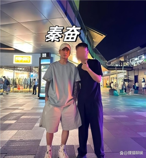 秦奋久居日本现身成都,穿搭独特引围观,回国疑为看孩子