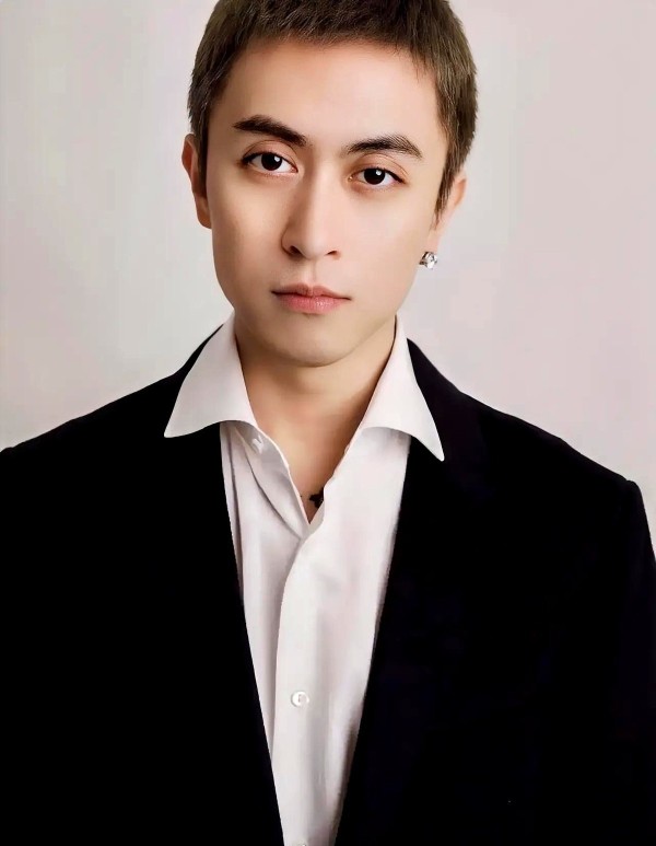 有趣的轮船:上海超级富二代秦奋的家庭关系被扒得明明白白——61岁香港籍父亲秦嗣新坐镇跑马地豪宅,感情史更是精彩到让吃瓜群众停不下手:2015年承认恋情的演员贾青、2017年高调秀恩爱的网红喜哥,最劲爆的当属被曝育有一子的韦雪!坊间疯传秦家砸重金封口,但这位话题女王亲自下场辟谣:“假的!”豪门秘辛与明星绯闻交织,这瓜保甜!
知情人士透露,秦奋父亲秦嗣新背景复杂,早年涉足澳门博彩业积累财富。而韦雪被曝...