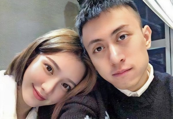 陈丽思:秦奋的七次感情经历:
一、与江疏影:有传闻称两人在上戏时曾有过一段情,秦奋还资助江疏影去英国留学,但此说法未经证实。
二、与贾青:2014年贾青演艺当红时与秦奋相恋,2015年雨夜秦奋撞坏豪车,网友发现贾青在副驾,贾青也发文证实恋爱关系,但之后公开场合逼婚无果后分手。
三、与陆贝贝:陆贝贝以少女青涩单纯的脸和火辣身材吸引秦奋,秦奋为其过生日送别墅豪车,但最终秦奋以一间咖啡厅为筹码结束了这...