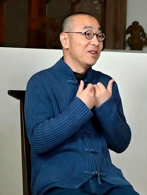 55岁刘仪伟吃肥肠火锅被偶遇:明星不端着,真接地气儿