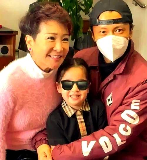 香港娱乐圈父子档:通过颜值与才华传承家族荣耀