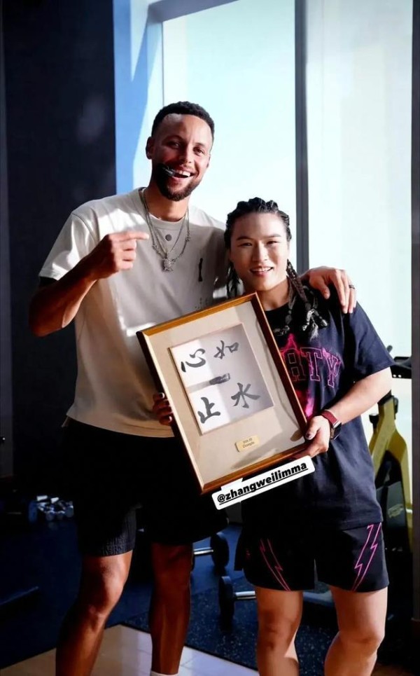 库里中国行体验打麻将,和张伟丽、王以太吃火锅